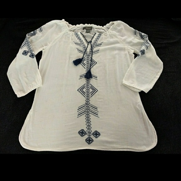 Naturals Tops - ☮️White blue Embroidery detailing top🌼